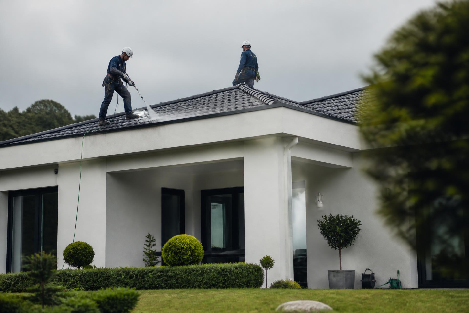 Equipa IMPERCLEAN a executar limpeza de telhado, reparação de fachada e impermeabilização de terraço numa moradia moderna